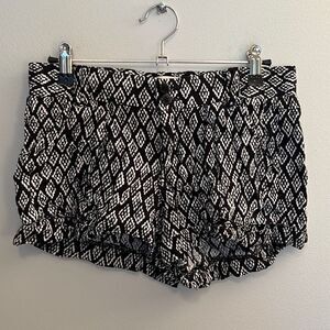 Jolt Women's Black And White Geometric Shorts